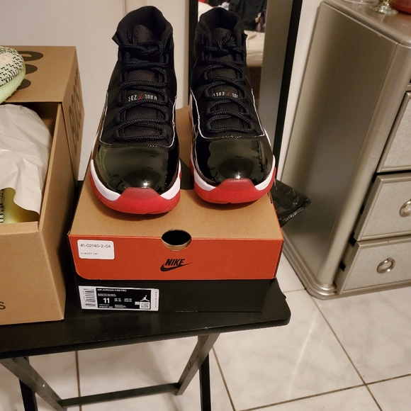 Air Jordan Retro 11 Bred main image 4